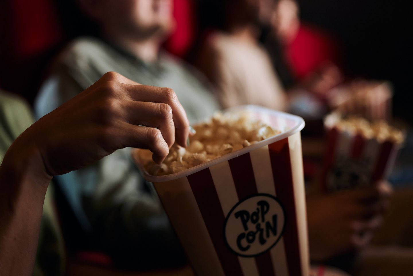 Das Foto zeigt eine Nahaufnahme des Popcorn-Essens im Kino.